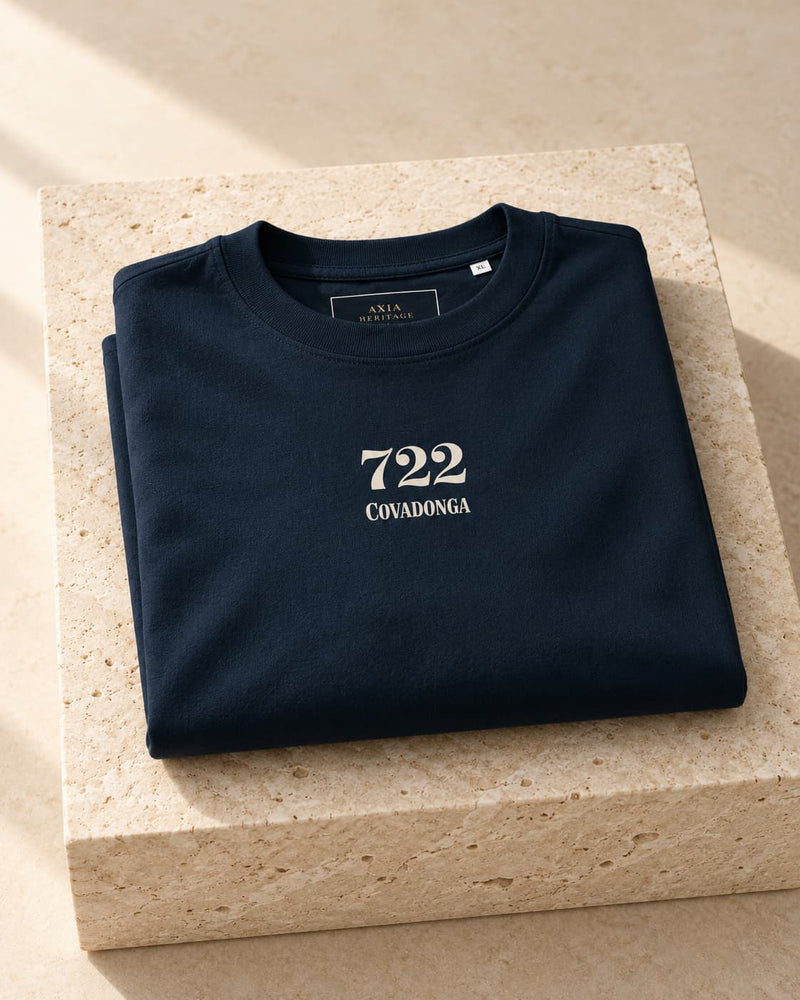 Camiseta doblada con la etiqueta a la vista