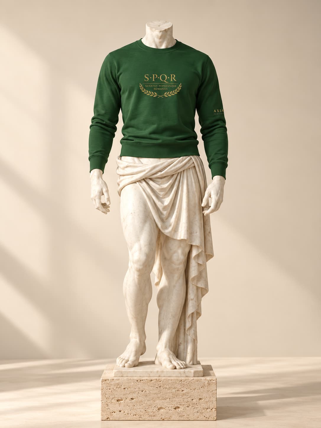 Sudadera SPQR en verde bosque, sobre una escultura clásica de mármol, con «S.P.Q.R.» y una corona de laurel en dorado antiguo en el pecho
