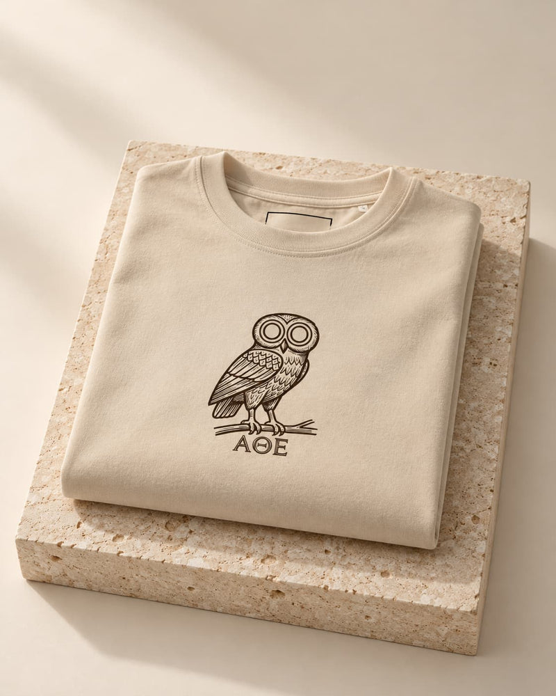 Camiseta doblada con la etiqueta a la vista