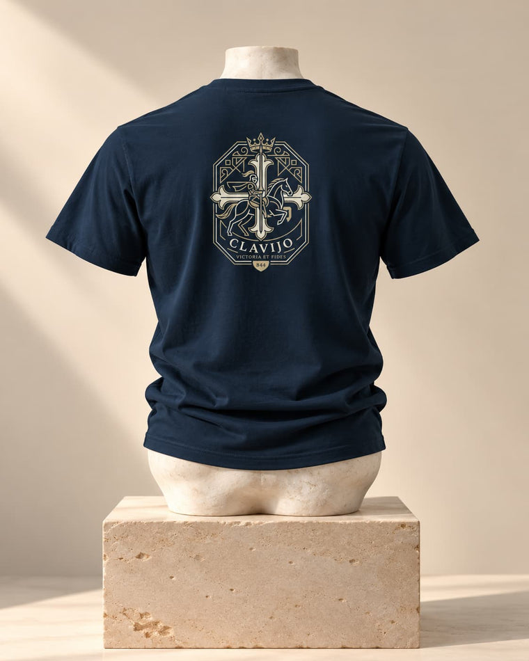 Camiseta Clavijo 844 en marino, vista de espaldas, sobre un busto de piedra y un pedestal de travertino