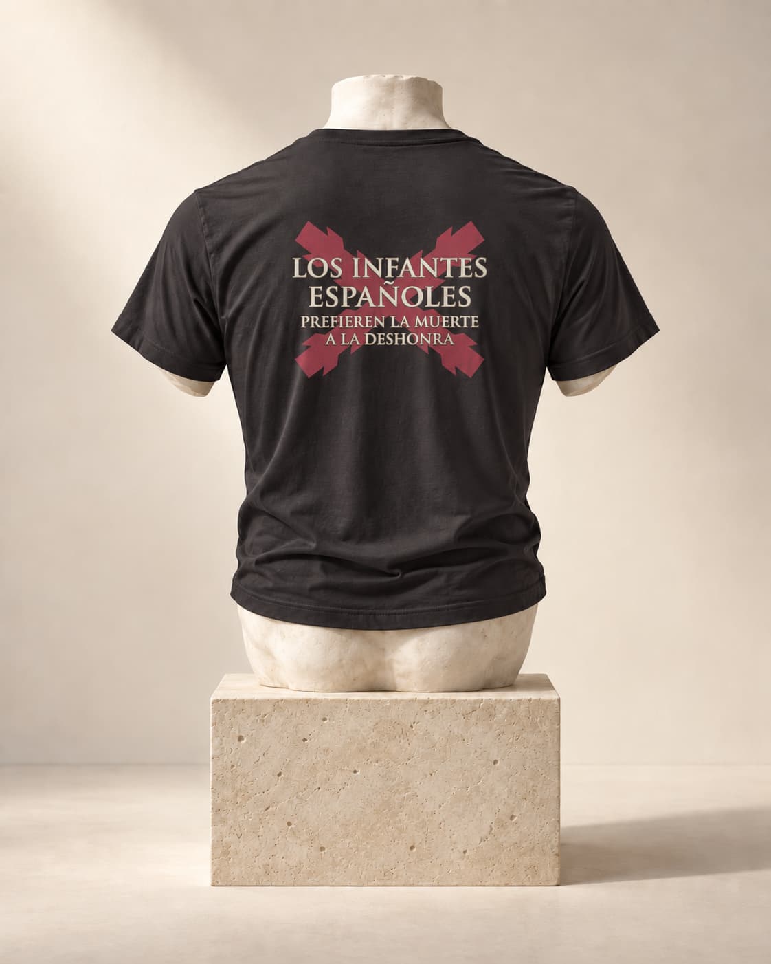 Camiseta Empel 1585 antracita, de espaldas, sobre un busto de mármol y un plinto de travertino