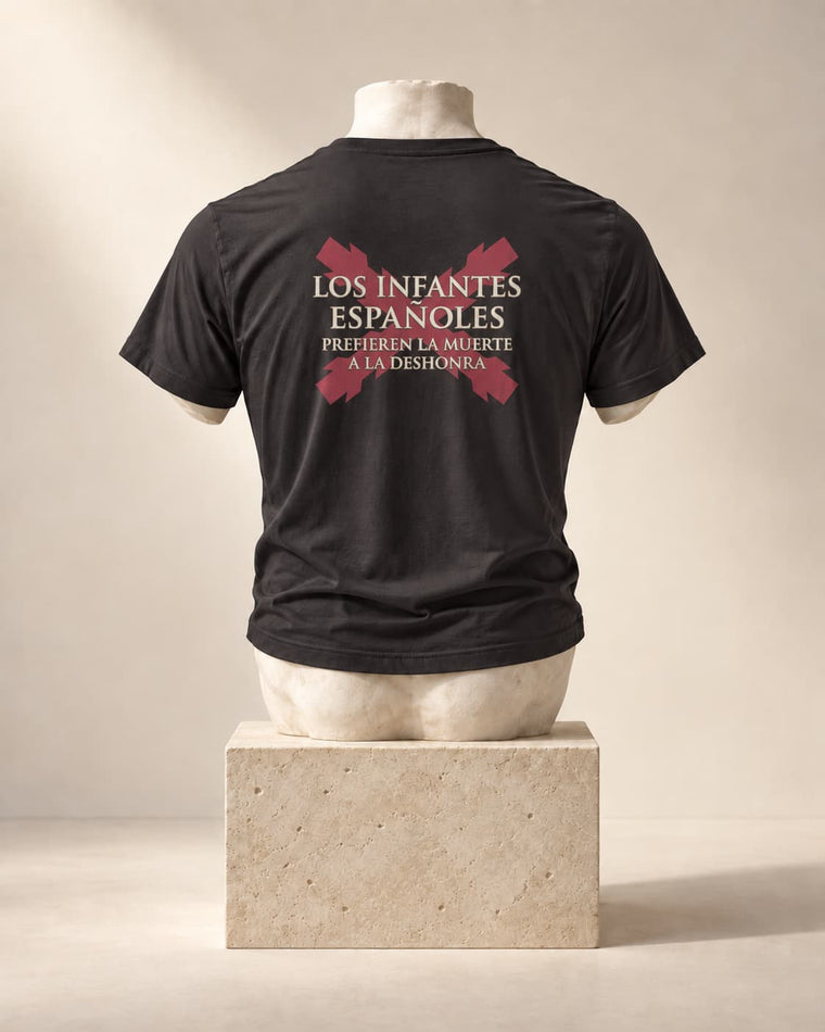 Camiseta Empel 1585 antracita, de espaldas, sobre un busto de mármol y un plinto de travertino