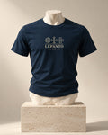 Camiseta Lepanto 1571 azul marino sobre busto de mármol y plinto de travertino