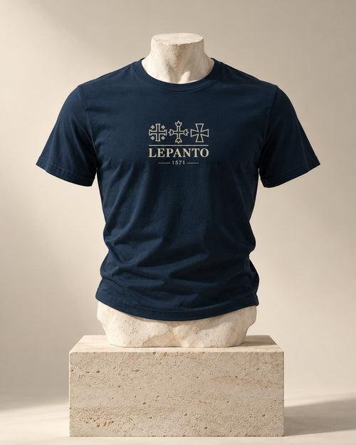 Camiseta Lepanto 1571 azul marino sobre busto de mármol y plinto de travertino