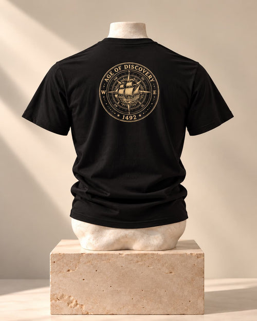 Camiseta Age of Discovery negra, de espaldas, sobre un busto de mármol y un plinto de travertino