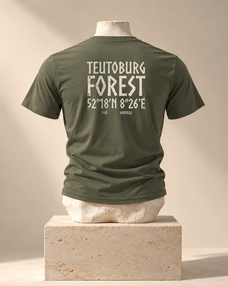 Camiseta Teutoburgo en caqui, vista de espaldas, sobre un busto de piedra y un pedestal de travertino