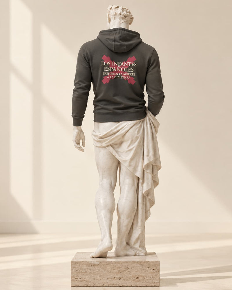 Sudadera Empel 1585 oscura con capucha, de espaldas, sobre una estatua de mármol y un pedestal de travertino