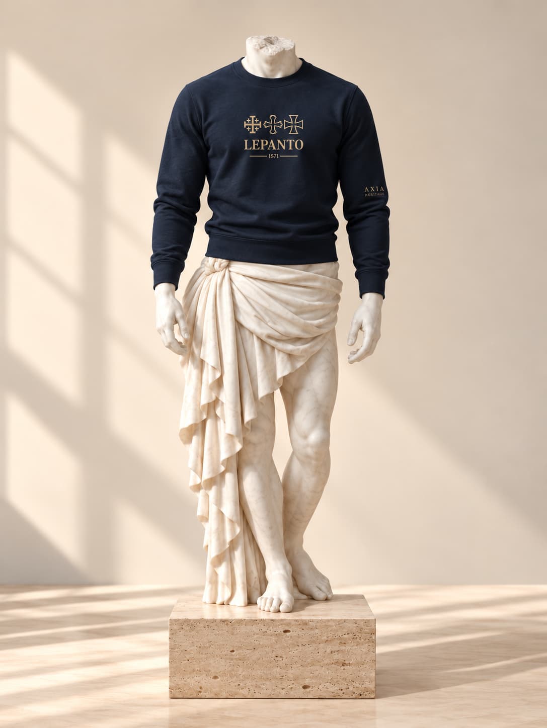 Sudadera Lepanto azul marino sobre una estatua de mármol y un pedestal de travertino