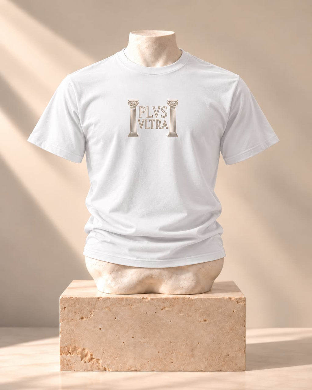 Camiseta Plus Ultra blanca sobre un busto de mármol y un plinto de travertino