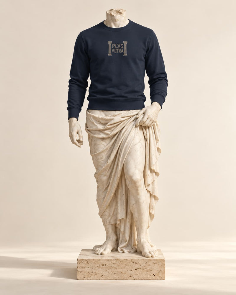 Sudadera Plus Ultra azul marino sobre una estatua de mármol y un pedestal claro