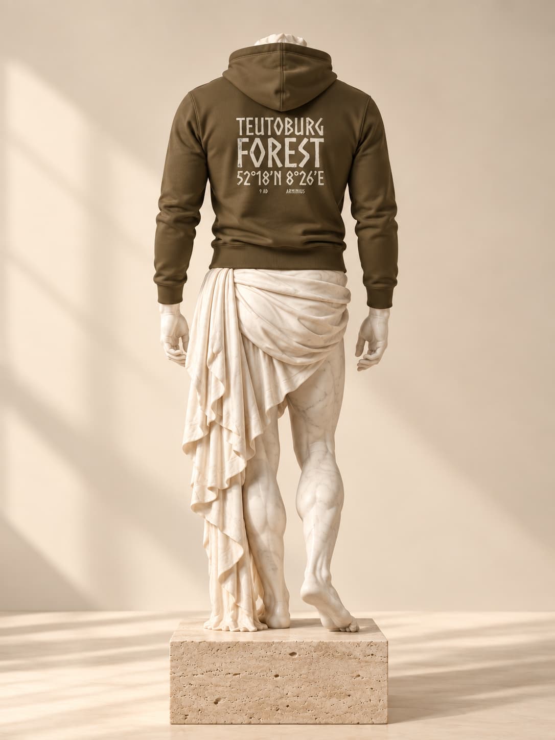 Sudadera Teutoburgo en verde militar, vista de espaldas, sobre una escultura clásica de mármol, con «Teutoburg Forest», unas coordenadas, «9 AD» y «Arminius» en crema