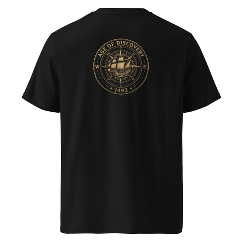 Camiseta Age of Discovery en negro, vista de espaldas, con un emblema circular dorado: una nao sobre una rosa de los vientos, con el texto «Age of Discovery» y «1492»