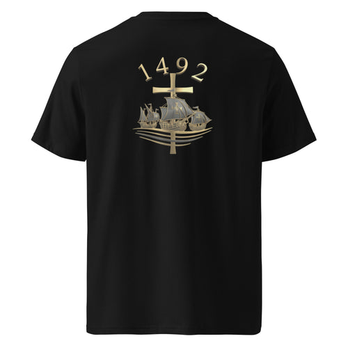 Camiseta Carabela 1492 en negro, vista de espaldas, con las naves sobre el oleaje, una cruz y la fecha «1492» en arco, en dorado